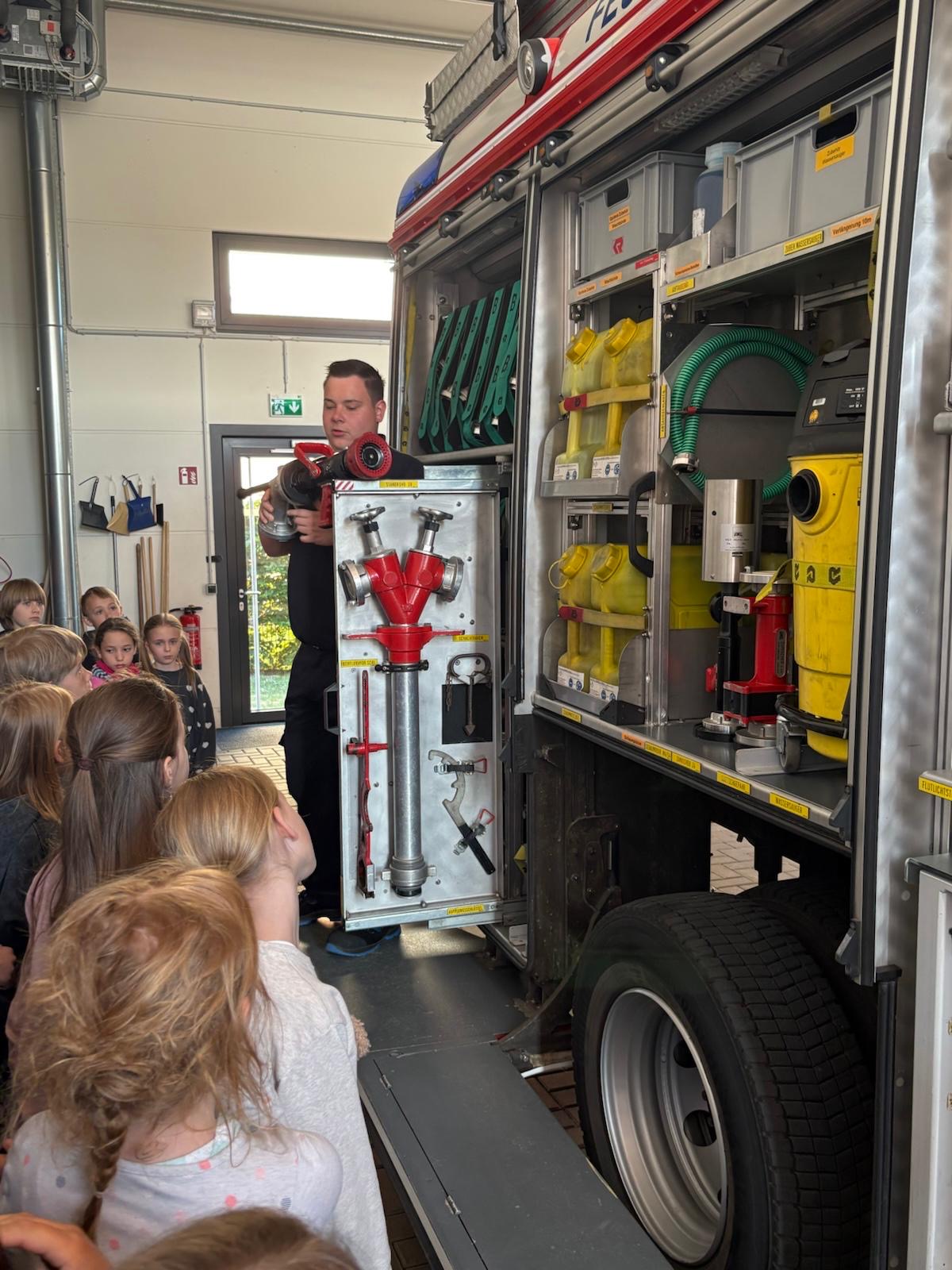 Klasse 3a bei der Feuerwehr